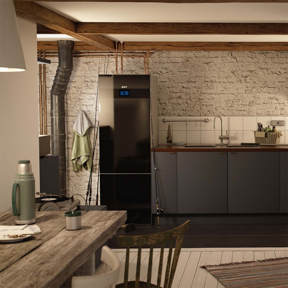 Kök med inredning i trä med svart värmepump från IVT