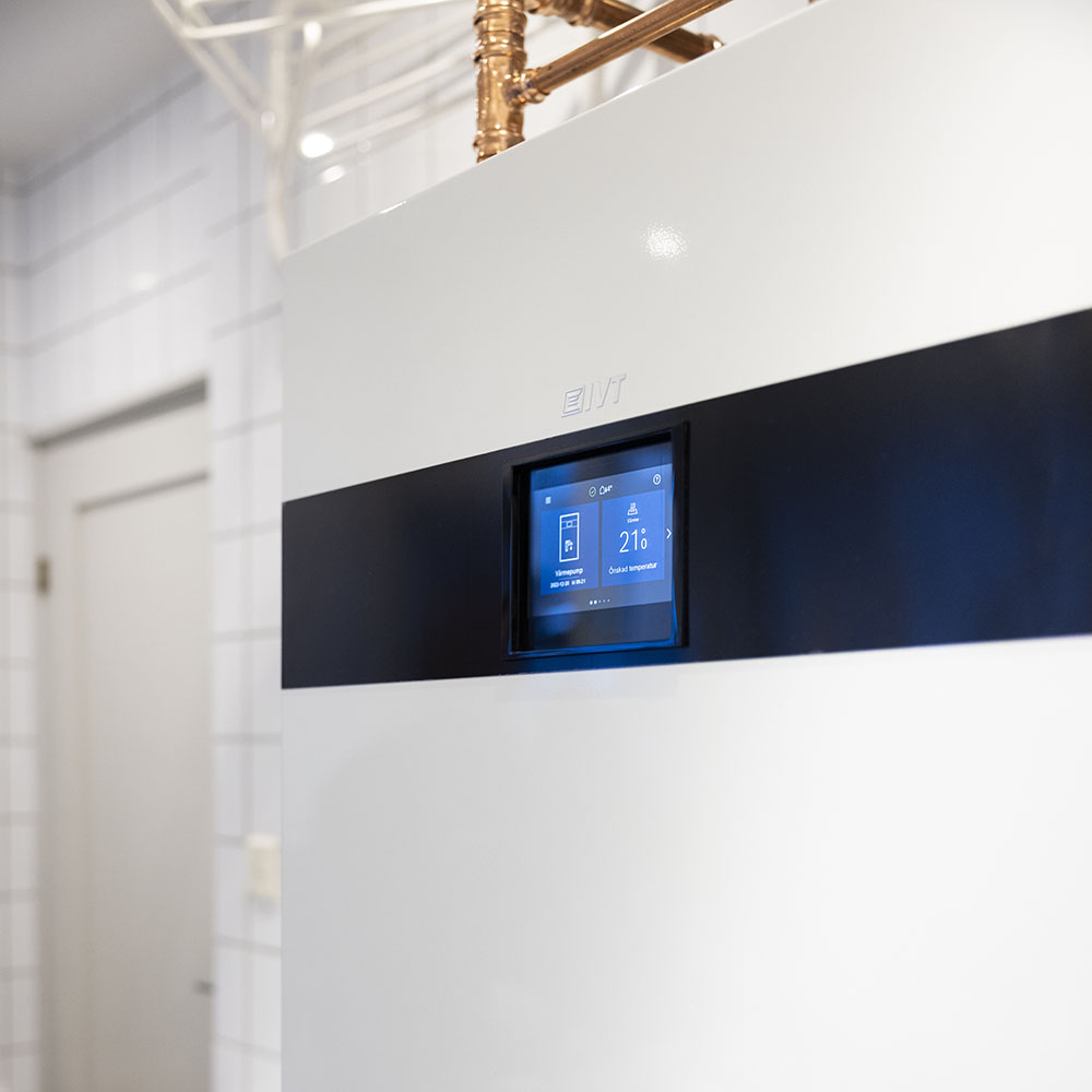 Inzoomad bild på skärm på vit värmepump från IVT
